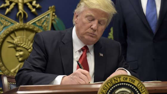 Il Trump BAN causa il caos negli aeroporti USA e nel mondo. Ma di cosa si tratta?